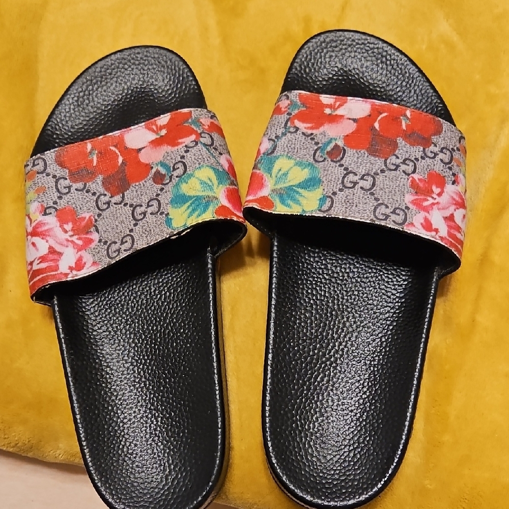Gucci Women's Floral Slide Sandals - Black and Red